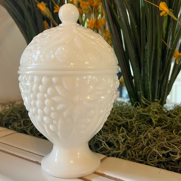 Vintage Avon Milk Glass Easter Egg Decorative Footed Jar Opaque White Floral - Picture 6 of 6